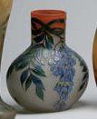 Lenne Vase à décor émaillé floral bleu. Hauteur : 20 cm.