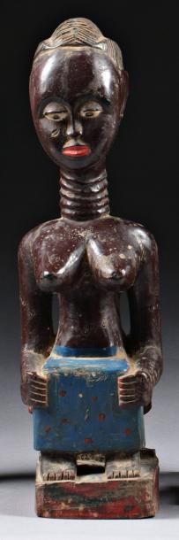 null Statuette en bois polychrome représentant une femme assise, portant une boite...