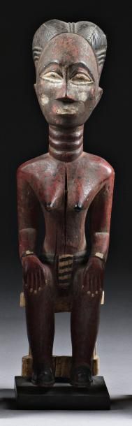 null Statuette en bois représentant une femme assise, les mains posées sur les genoux,...