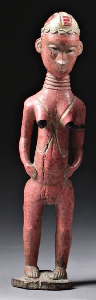null Statuette en bois polychrome représentant une femme debout, portant un collier...