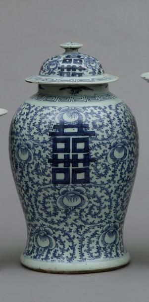 null Potiche couverte en porcelaine à décor bleu et blanc, Chine, 2e moitié du XIXe...