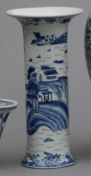null Vase à col évasé en porcelaine, décor en camaieu bleu, Chine, travail moderne....