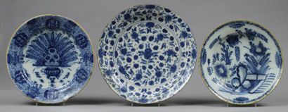 DELFT Trois plats ronds de tailles différentes à décor en camaïeu bleu pour l'un...