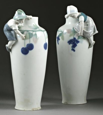 Dans le goût de Royal Copenhague Paire de vases en porcelaine à décor d'enfant ramassant...