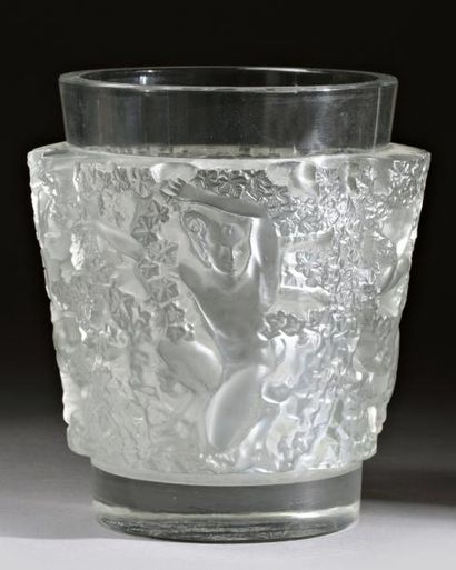 null Vase en cristal à décor de Satyres, signé rené Lalique. H.: 18 cm