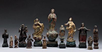 null Lot comprenant huit statuettes représentants des moines en bois sculpté polychrome....