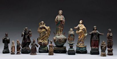 null Lot de trois statues de Vierge en bois sculpté polychrome. H.: 24 cm, 22 cm...