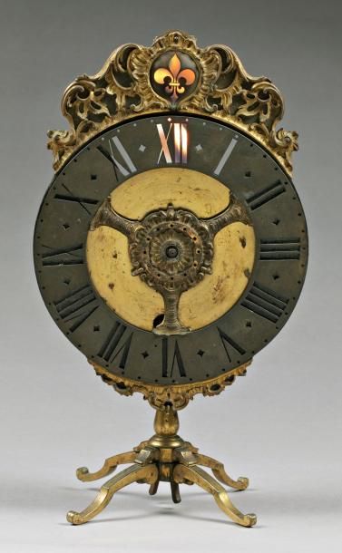 null Pendule nocturne. XVIIe siècle. Haut.: 32,5 cm. Larg.: 18 cm. Avec sa clé d'origine....