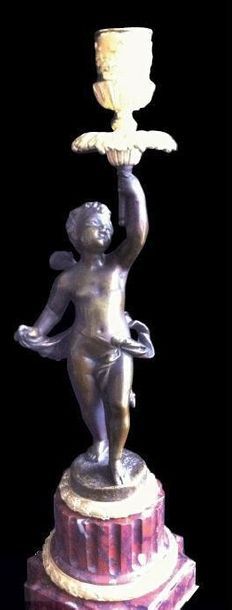 null PAIRE DE BOUGEOIRS, à décor d' angelot en bronze à patine médaille, garnitures...