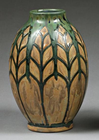 null Vase ovoïde gravé "Grès Keramis". Art déco. Modèle 899. Décor D 638 A "Feuilles"....