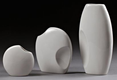 TRAVAIL SCANDINAVE Suite de trois vases assortis en porcelaine blanche.Travail moderne....