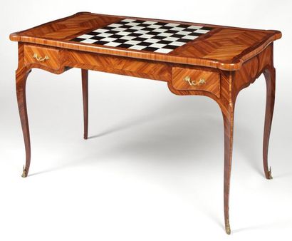 null TABLE A JEUX de forme rectangulaire, en bois de placage et marqueterie à motifs...