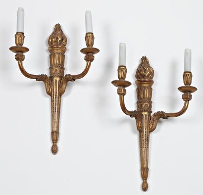 null Paire d'appliques à deux lumières, en bois doré, style Louis XVI