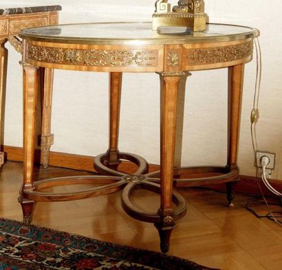 null TABLE CIRCULAIRE en bois de rose et bronze doré; dessus de marbre vert Antique....