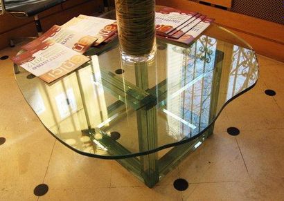 null TABLE BASSE en verre à plateau contourné et pietement carré, travail moderne,...