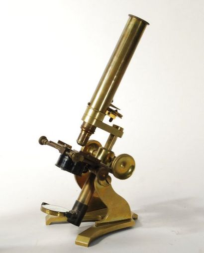 null Microscope composé en bronze et laiton. Platine à chariot. Signé J.H. STEWARD...
