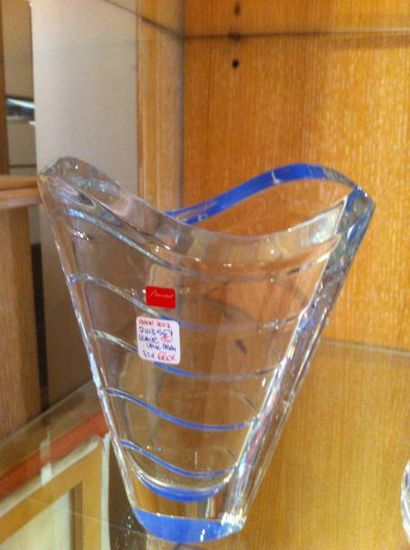 null BACCARAT - Vase Wave bleu en cristal. Prix boutique: 660 €
