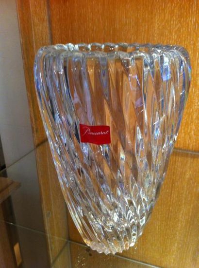 null BACCARAT - Vase Surf en cristal. Prix boutique: 780 €
