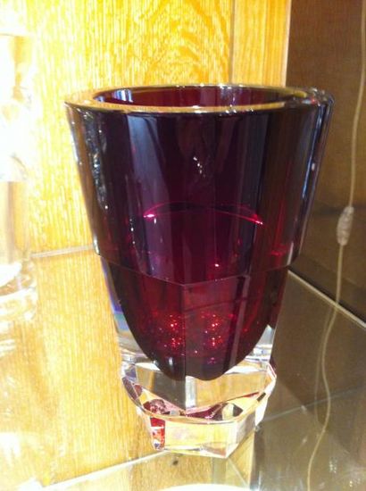 null BACCARAT - Vase Abysse rouge en cristal. Prix boutique: 1080 €
