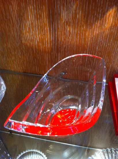 null BACCARAT - Coupe Wave rouge en cristal. Prix boutique: 325 €
