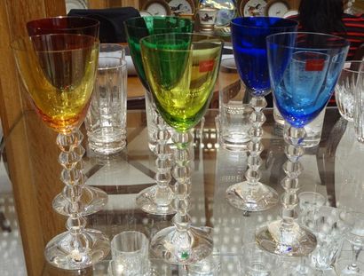 null BACCARAT - Six roemers Vega en cristal de différentes couleurs. Prix boutique:...