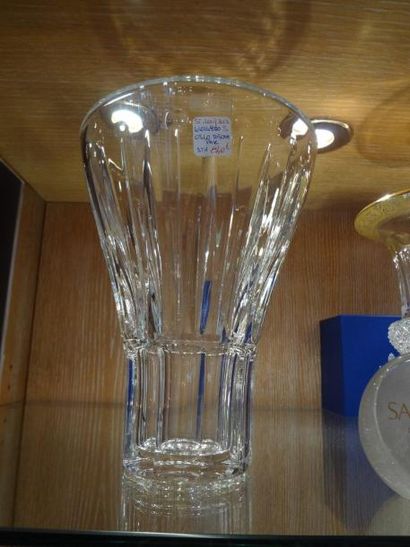 null SAINT LOUIS - Vase Oslo en cristal taillé, H.: 25 cm. Prix boutique: 840 €
