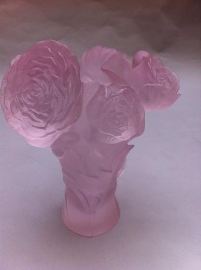 DAUM DAUM - Vase blanc rosé de la collection Pivoine en pâte de verre, H.: 23 cm....