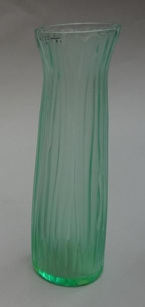 LALIQUE LALIQUE - Vase Brindille vert en cristal, H.: 20,2 cm. Prix boutique: 275...