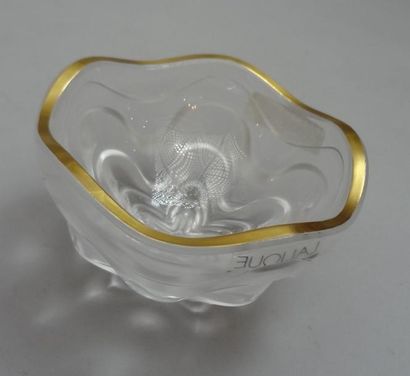 LALIQUE LALIQUE - Coupelle Vibration or en cristal, L.: 10 cm. Prix boutique: 320...