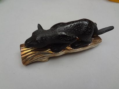 DAUM DAUM - Panthère noire en pâte de verre et métal doré, L.: 13,3 cm. Prix boutique:...