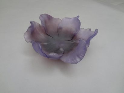 DAUM DAUM - Coupe Tulipe en pâte de verre amethyste, Diam.: 30 cm. Prix boutique:...