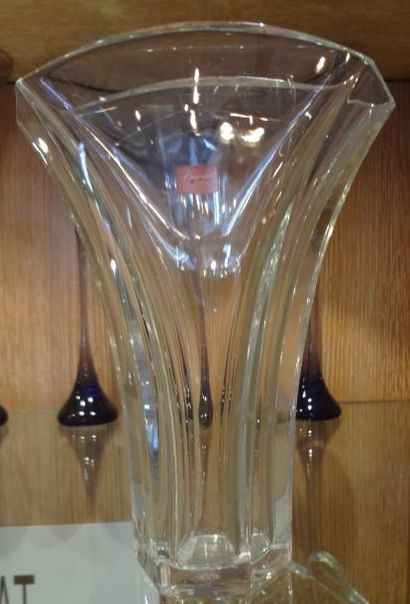 BACCARAT BACCARAT - Vase Ginkgo en cristal, H.: 24 cm. Prix boutique: 605 €