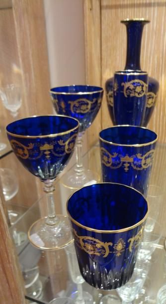 BACCARAT BACCARAT - Lot de verres Imperator bleu en cristal comprenant une carafe,...