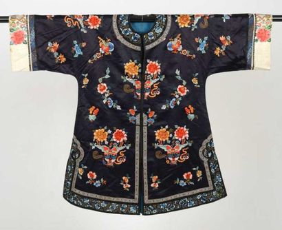 null Robe informelle de femme Han, Chine, dynastie Qing, circa 1900, satin bleu nuit,...