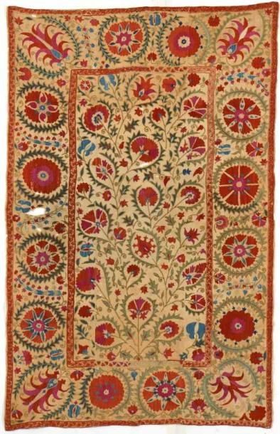 null Broderie Susani, Ouzbékistan, XIXème siècle, lin brodé en soie polychrome de...