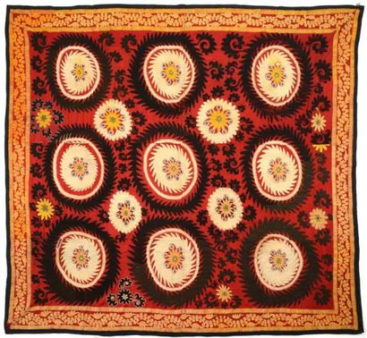 null Broderie Susani, Ouzbékistan, début XXème siècle, fond rouge, décor brodé de...