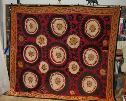 null Broderie Susani, Ouzbékistan, début XXème siècle, fond rouge, décor brodé de...