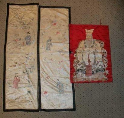 null Paire de tentures, Chine, dynastie Qing, circa 1900, fond satin blanc, décor...