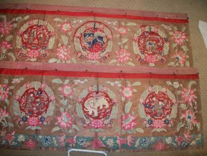 null Paire de bandeaux, Chine, dynastie Qing, circa 1910, fond tramé or, décor de...