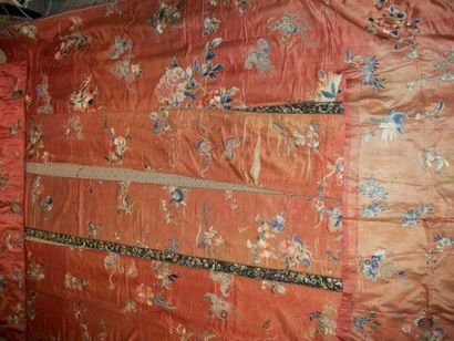 null Satin rouge, Chine, dynastie Qing, vers 1900, décor brodé en soie polychrome...