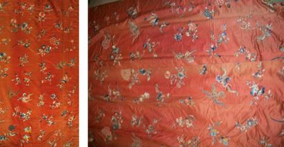 null Paire de rideaux de satin rouge, Chine, dynastie Qing, vers 1900, décor brodé...
