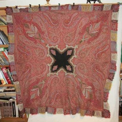 null Châle carré, Inde, XIXème siècle, drap de laine rouge brodé en soie polychrome...