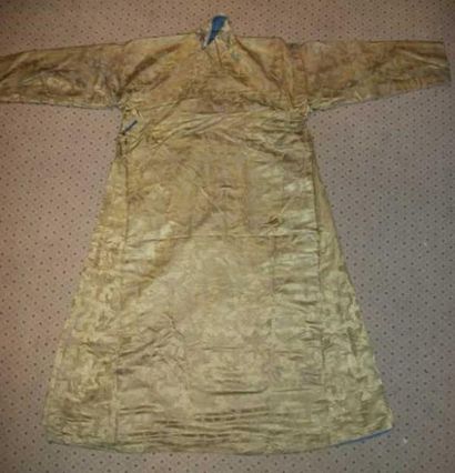 null Manteau, Chine ou Tibet (?), dynastie Qing, fin XIXème siècle, damas jaune safran,...