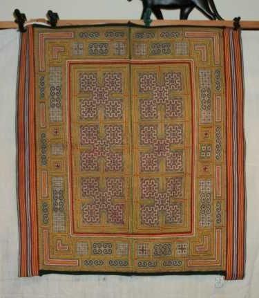 null Beerdai ou porte bébé Miao, Chine, toile indigo, densément brodée de motifs...