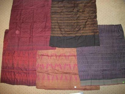 null Réunion de cinq sarong, Indonésie, façonné, flammés ikat. Environ 0, 90 x 1,...
