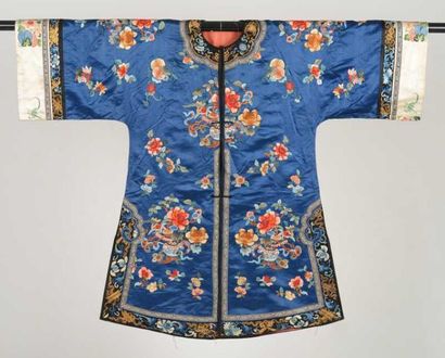 null Robe informelle de femme Han, Chine, dynastie Qing, circa 1900, satin bleu,...