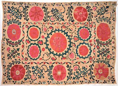 null Broderie Susani, ouzbékistan, XIXe siècle, fond de lin écru, décor brodé en...