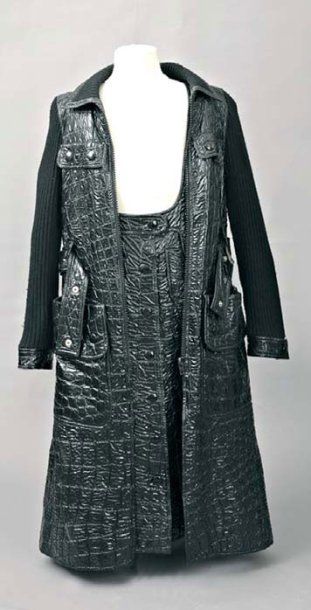null Robe et manteau griffés Courrèges, numéros 44590 et 44601 en plastique noir...