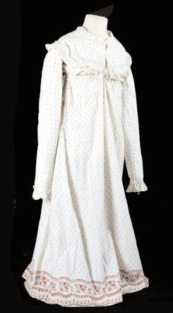 null Robe à taille haute, début XIXe siècle, coton blanc imprimé d'un semis de brindilles,...