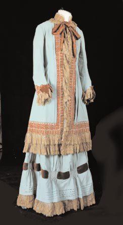 null Robe à tournure, fin XIXe siècle, jupe . cerceau et manteau en coton turquoise,...